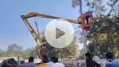 जगदलपुर: लाल बहादुर शास्त्री खेल मैदान में रात्रि कालीन क्रिकेट प्रतियोगिता के लिए स्ट्रीट लाइट की हुई मरम्मत