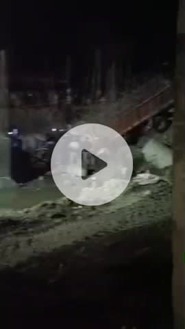 पीलीभीत: साड़िया गांव में निर्माणाधीन पुल के गड्ढे में घुसी डीसीएम, तीन लोग हुए घायल