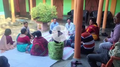 ধর্মনগর: ধর্মনগর পুরো পরিষদের ২০ নং ওয়ার্ডের মহাদেব বাড়ি এলাকায় আয়োজিত উঠান সভায় উপস্থিত পুর পরিষদের ভাইস চেয়ারম্যান