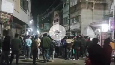 सागर नगर: माता मडिया के पास नकाबपोश बदमाशों का आतंक, दुकान में तोड़फोड़, महिलाओं से अभद्रता के बाद नागरिकों ने किया चक्काजाम