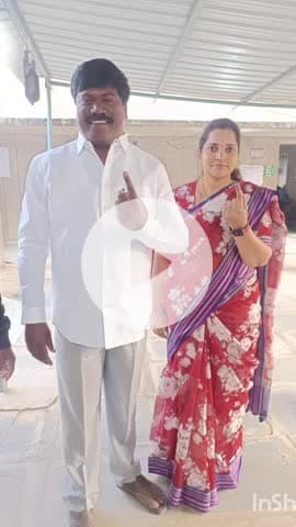 నల్లబెల్లి: నల్లబెల్లిలో ఓటు హక్కు మాజీ ఎమ్మెల్యే పెద్ది సుదర్శన్ రెడ్డి దంపతులు