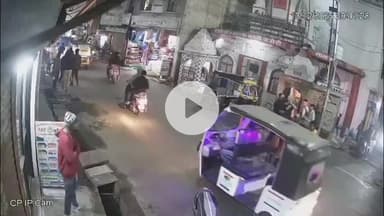 सागर नगर: मातामढ़िया के पास नकाबपोश बदमाशों का उत्पात, CCTV में कैद, ऑटो रोका, शीशे पर चाकू मारा और बाइक तोड़ी