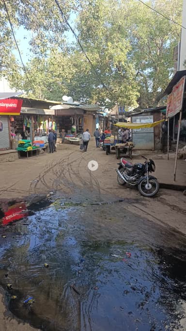 jaisinagar chowk bazar mein nali ka ganda pani overflow