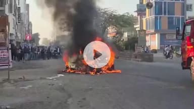 लाडपुरा: कोटा के रंगबाड़ी रोड पर पेट्रोल पंप के सामने चलती कार में अचानक लगी आग, फायर ब्रिगेड ने समय रहते पाया काबू