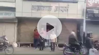 इटावा: बजाजा लाइन बाजार में कपड़े के शोरूम में बिजली शॉर्ट सर्किट से लगी आग से मचा हड़कंप, दमकल व पुलिस आग बुझाने में जुटी