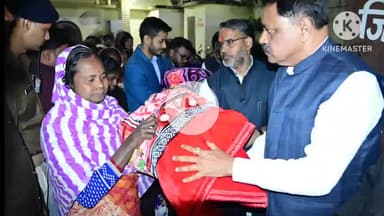 गिरिडीह: कड़ाके की ठंड और शीतलहर को देखते हुए जिला प्रशासन ने जरूरतमंदों के बीच कंबल का वितरण किया