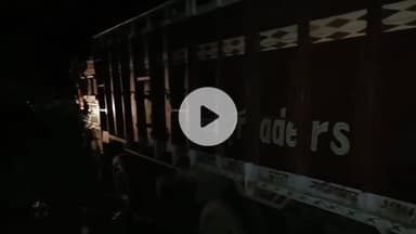 बीना: ग्राम भरचा में तेज रफ्तार ट्रक अनियंत्रित होकर घर में घुसा, दो दर्जन बकरियों की हुई मौत