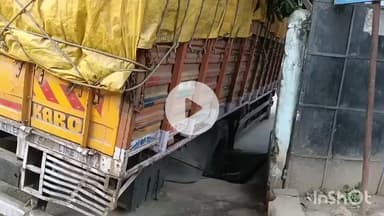 जमुई: सदर अस्पताल के गेट पर पटना से अस्पताल पहुंचे मेडिकल सामान से लदा ट्रक दुर्घटनाग्रस्त, लोग बाल-बाल बचे