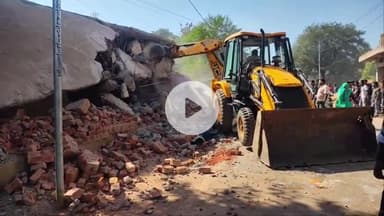 सागर नगर: गोला कुआँ तिराहे पर नाले किनारे अवैध निर्माण गिराया गया, बिना अनुमति के हो रहा था निर्माण