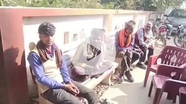 बदायूं: मढ़िया खेड़ा गांव में खेत पर युवक का शव पेड़ पर लटका मिला, पुलिस ने कराया पोस्टमार्टम