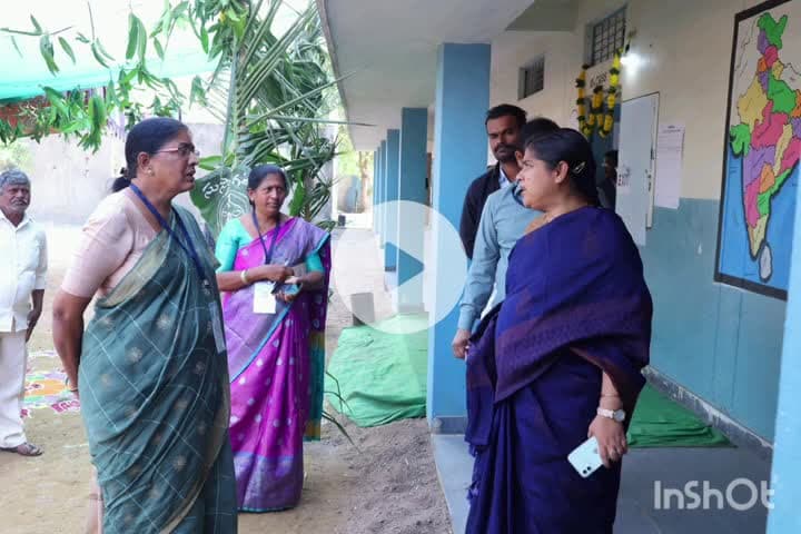 నల్లబెల్లి: నల్లబెల్లి మండలంలో హరిత పోలింగ్ కేంద్రాన్ని పరిశీలించిన జిల్లా కలెక్టర్