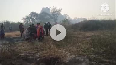 घाघरा: दीरगाव झलकापाट में सड़क न होने से परिजन गर्भवती महिला को झिलगी तक बोहकर लाए, फिर वाहन से पहुंचे