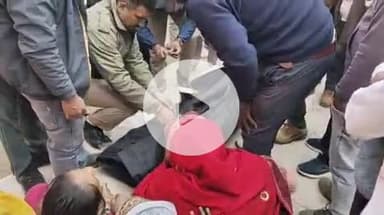 फर्रुखाबाद: इटावा बरेली हाईवे पर ग्राम डाबरी के पास डंफर ने ट्रैक्टर-ट्रॉली में पीछे से मारी टक्कर, युवक की मौत