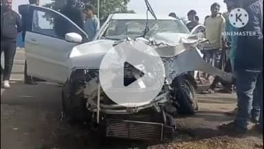 खुरई: बाईपास रोड पर बाइक को बचाने में कार कंटेनर से टकराई, दो युवक घायल