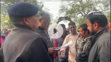 घाघरा: घाघरा ब्लॉक परिसर स्थित मंदिर में तोड़फोड़ के विरोध में सड़क जाम, गुमला एसडीओ के आश्वासन के बाद खुला जाम