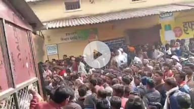 गाडरवारा: खाद्य वितरण केंद्र पर खाद-यूरिया के लिए किसानों की भीड़, समय पर नहीं मिलने से नाराज़गी