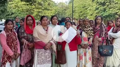 इटावा: शहरी आशा कार्यकत्रियों ने मानदेय और प्रोत्साहन राशि न मिलने पर कलेक्टर को ज्ञापन सौंपा