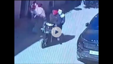 राऊ: राऊ थाना क्षेत्र में नकाबपोश बदमाशों ने की फायरिंग; मोबाइल से बची युवक की जान, सीसीटीवी में कैद हुई तस्वीर