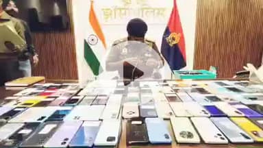 झांसी: झाँसी पुलिस की बड़ी सफलता, 48 लाख के 203 खोए मोबाइल बरामद, मोबाइल पाकर लोगों के चेहरे पर आई खुशी