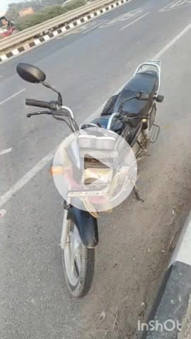 जसराना: हजरतपुर फैक्ट्री के पास अज्ञात वाहन की टक्कर से बाइक सवार युवक घायल