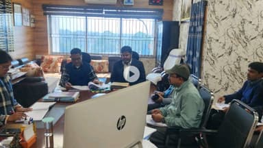 गिरिडीह: उप विकास आयुक्त स्मृता कुमारी ने डीसी ऑफिस में विशेष केंद्रीय सहायता और डीएमएफटी फंड से संबंधित बैठक की