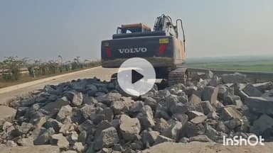 मुंगेर: निर्माण से पहले ही मुंगेर-मिर्जा चौकी सड़क में आई दरार, सड़क किनारे जमा है बारिश का पानी