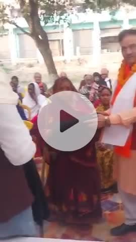 इटाढ़ी ठाकुरबाड़ी में भाजपा नेता प्रो एके दुबे ने 101 असहाय के बीच कंबल वितरण किया।