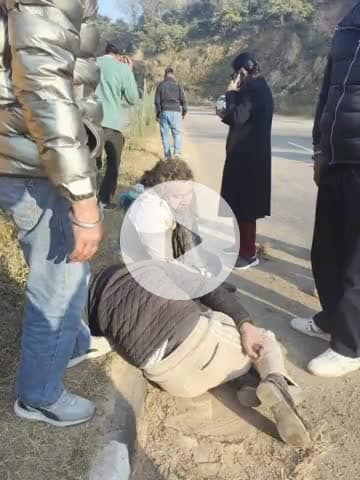 बिलासपुर सदर: किरतपुर–नेरचौक फोरलेन पर बाइक हादसे में महिला आयोग अध्यक्ष विद्या नेगी बनीं फरिश्ता