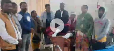 सिमडेगा: झामुमो नेता जेंडर बरला पारिवारिक विवाद में घायल व्यक्ति से मिले