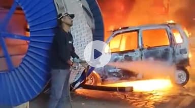 पटना ग्रामीण: राजाबाजार में पिलर नंबर 73 के पास कार में लगी भीषण आग, तीन मोटरसाइकिल भी चपेट में