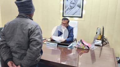 शाहजहांपुर: जिलाधिकारी धर्मेंद्र प्रताप सिंह ने कलेक्ट्रेट कार्यालय में जन समस्याएं सुनीं