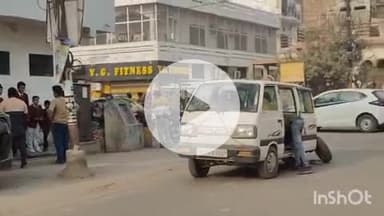 फर्रुखाबाद: आवास विकास डायमंड तिराहे पर बच्चों से भरी निजी स्कूल का पहिया निकला, एक बच्चा घायल, 8 बच्चे बाल-बाल बचे