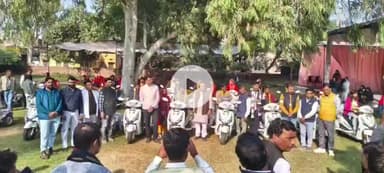 धौलपुर: पंचायत समिति में दिव्यांगों को स्कूटी वितरण का कार्यक्रम आयोजित, खिले चेहरे देखे गए