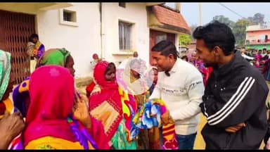 धुरकी: धुरकी प्रखंड में उप मुखिया प्रतिनिधि तौसिफ रजा ने 200 कंबल वितरित किए