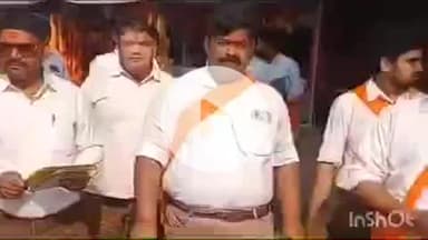 थावे: थावे दुर्गा मंदिर परिसर में राष्ट्रीय स्वयंसेवक संघ के सदस्यों ने पत्रक वितरित कर कई जानकारियां दीं