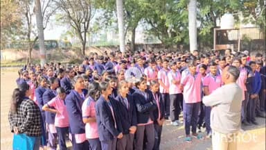 भीलवाड़ा: सड़क सुरक्षा अभियान के तहत स्कूल के छात्र-छात्राओं को ट्रैफिक पार्क में कराया गया भ्रमण, यातायात नियमों की दी गई जानकारी