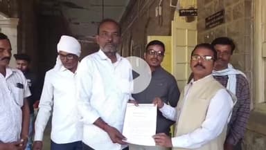 खंडवा नगर: खंडवा कलेक्ट्रेट पहुंचे किसान, प्याज नुकसान, सोयाबीन राहत और खलघाट FIR पर सीएम के नाम ज्ञापन सौंपा