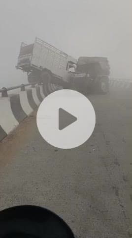 तेज रफ्तार पिकअप डिवाइडर पर चढ़ी 
कोहरे की हुई शुरुआत धीरे चले सुरक्षित रहे