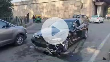 पंचकूला: सेक्टर 20 लाइट प्वाइंट पर बीएमडब्ल्यू अनियंत्रित होकर हुई दुर्घटनाग्रस्त, दो कारों की टक्कर के बाद डिवाइडर से टकराई