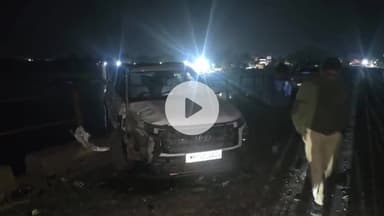 पुनासा: मोरटक्का पुल पर हाईवा की टक्कर से नर्मदा में गिरी कार, हाईवा का अगला हिस्सा पुल से लटका