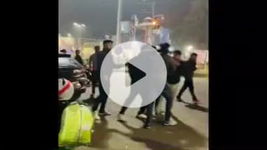 झांसी: झांसी का इलाज चौराहा बना जंग का अखाड़ा, दो पक्षों के बीच हुई मारपीट का वीडियो सोशल मीडिया पर वायरल