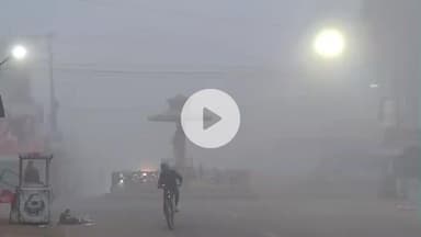 इटावा: इटावा में सोमवार को घने कोहरे के कारण जनजीवन अस्त व्यस्त, सड़क से लेकर हाइवे तक रेंगते रहे वाहन, ट्रेन भी प्रभावित