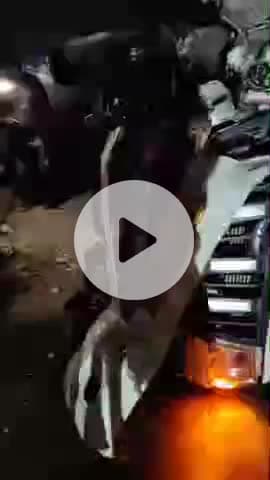 इटावा: इकदिल थाना क्षेत्र के चितभवन के पास इटावा भरथना रोड पर डिवाइडर से टकराकर पलटी पिकअप, चालक मामूली घायल