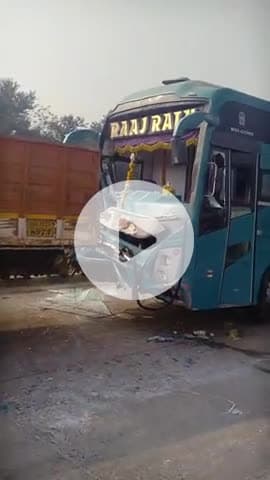 जबलपुर भोपाल मार्ग पर जबलपुर आते समय बस ट्रक से भ्रांत हो गई जिसमें ड्राइवर को छोटे #आई हैं
#जबलपुर #भेड़ाघाट