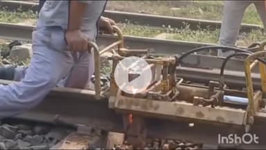 डुमरांव: नदांव और डुमरांव रेलवे स्टेशन के पास तकनीकी कार्यों के चलते ढाई घंटे का ब्लॉक, कई ट्रेनें प्रभावित