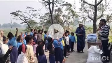 डुमरांव: डुमरांव के युवा बने बेसहारा बच्चों का सहारा, 45 बच्चों को बांटे गर्म कपड़े