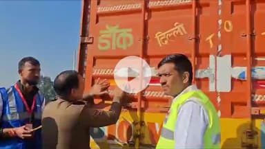 अम्बाला: अंबाला: शंभू टोल प्लाजा पर पुलिस व टोल कर्मियों ने वाहनों पर लगाए रिफ्लेक्टर