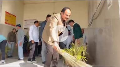 झालरापाटन: जिला कलेक्ट्रेट में कलक्टर सहित जिला स्तरीय अधिकारियों और कर्मचारियों ने झाड़ू लगाकर स्वच्छता अभियान की शुरुआत की