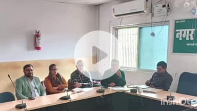 भभुआ: भभुआ नगर परिषद सभाकक्ष में पीएम आत्मनिधि स्वनिर्भर योजना को लेकर बैंकरों के साथ बैठक की गई