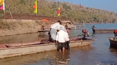 खंडवा नगर: नर्मदा के बैकवॉटर में खैर की लकड़ी की तस्करी का पर्दाफाश, वन विभाग ने लाखों की लकड़ी जब्त की